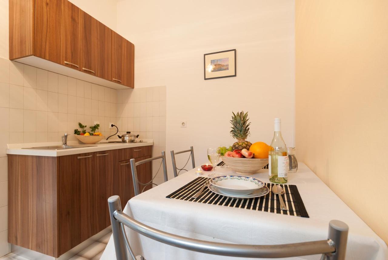Weis Apartments Ровинь Номер фото
