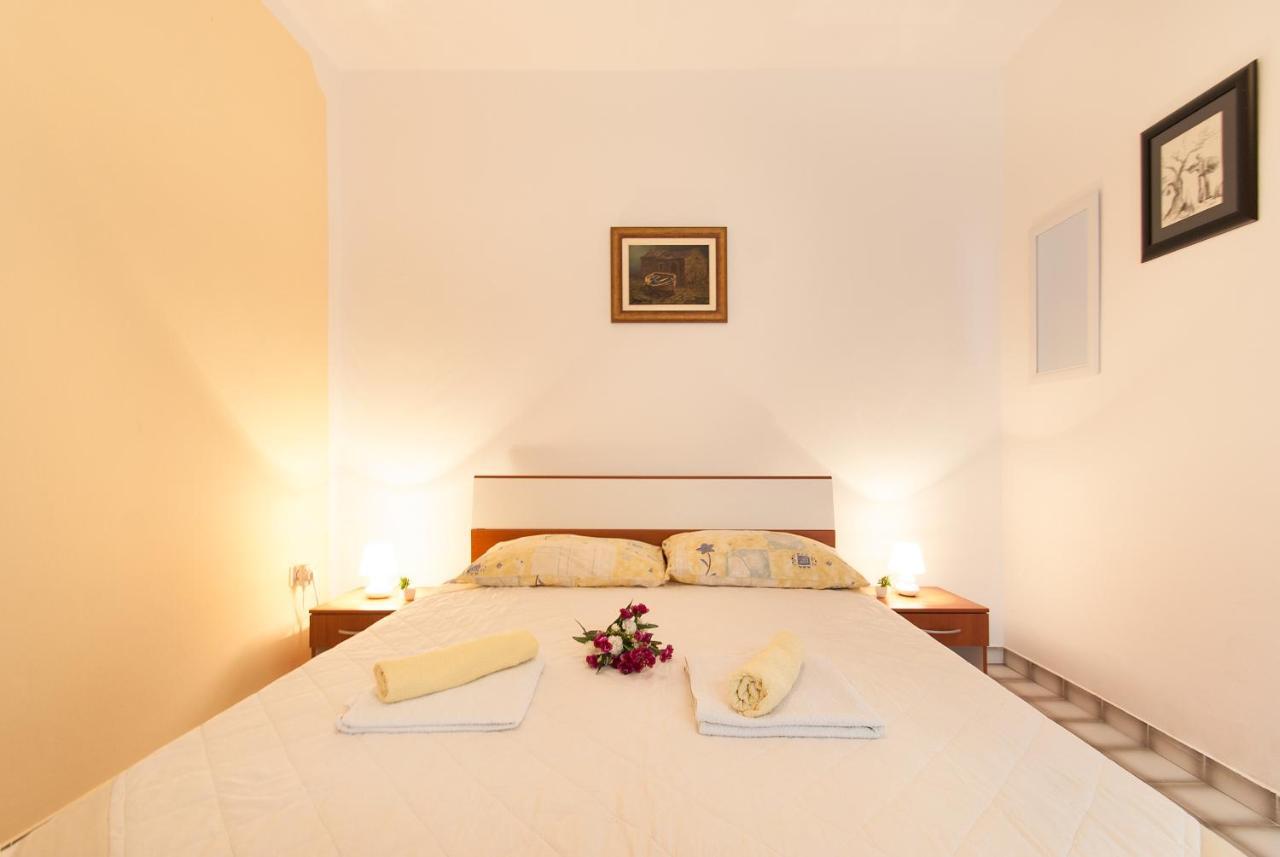 Weis Apartments Ровинь Номер фото