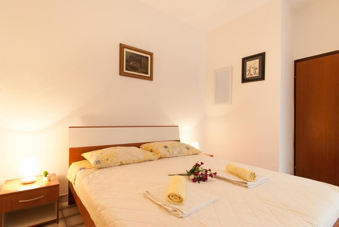 Weis Apartments Ровинь Номер фото