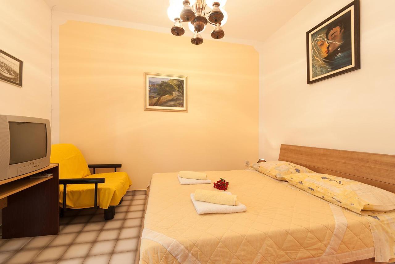 Weis Apartments Ровинь Номер фото