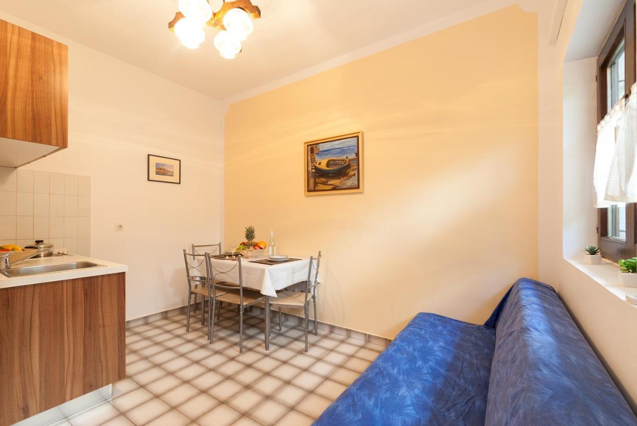 Weis Apartments Ровинь Номер фото