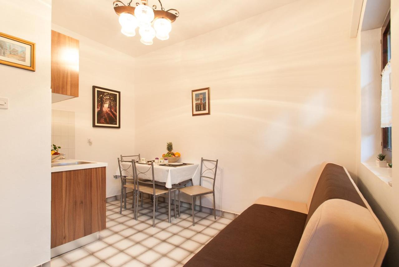 Weis Apartments Ровинь Номер фото